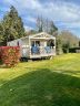 Camping Finistère : Un mobilhome avec une grande pièce de vie ouverte sur l'exterieur avec sa baie vitrée