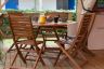 Campingplatz Frankreich Bretagne : Une terrasse en bois avec table et chaises